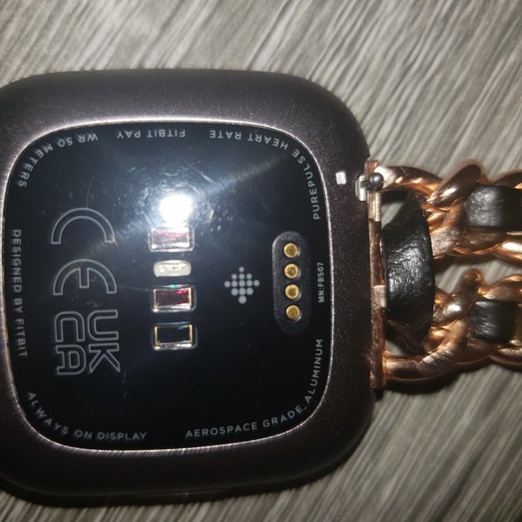 FitBit Versa 2 with charger & 2 fashion bands - Picture 5 of 11